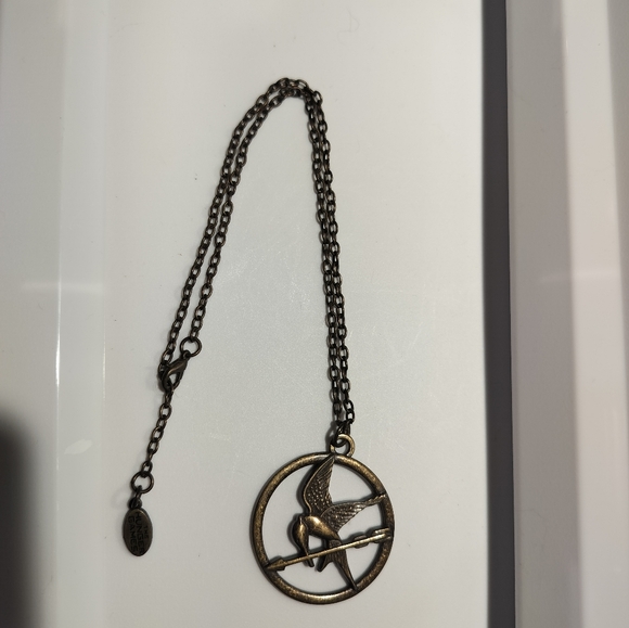 LIONSGATE LGF antiqued brass pendant necklace bird & arrow The Hunger Games - Picture 1 of 6
